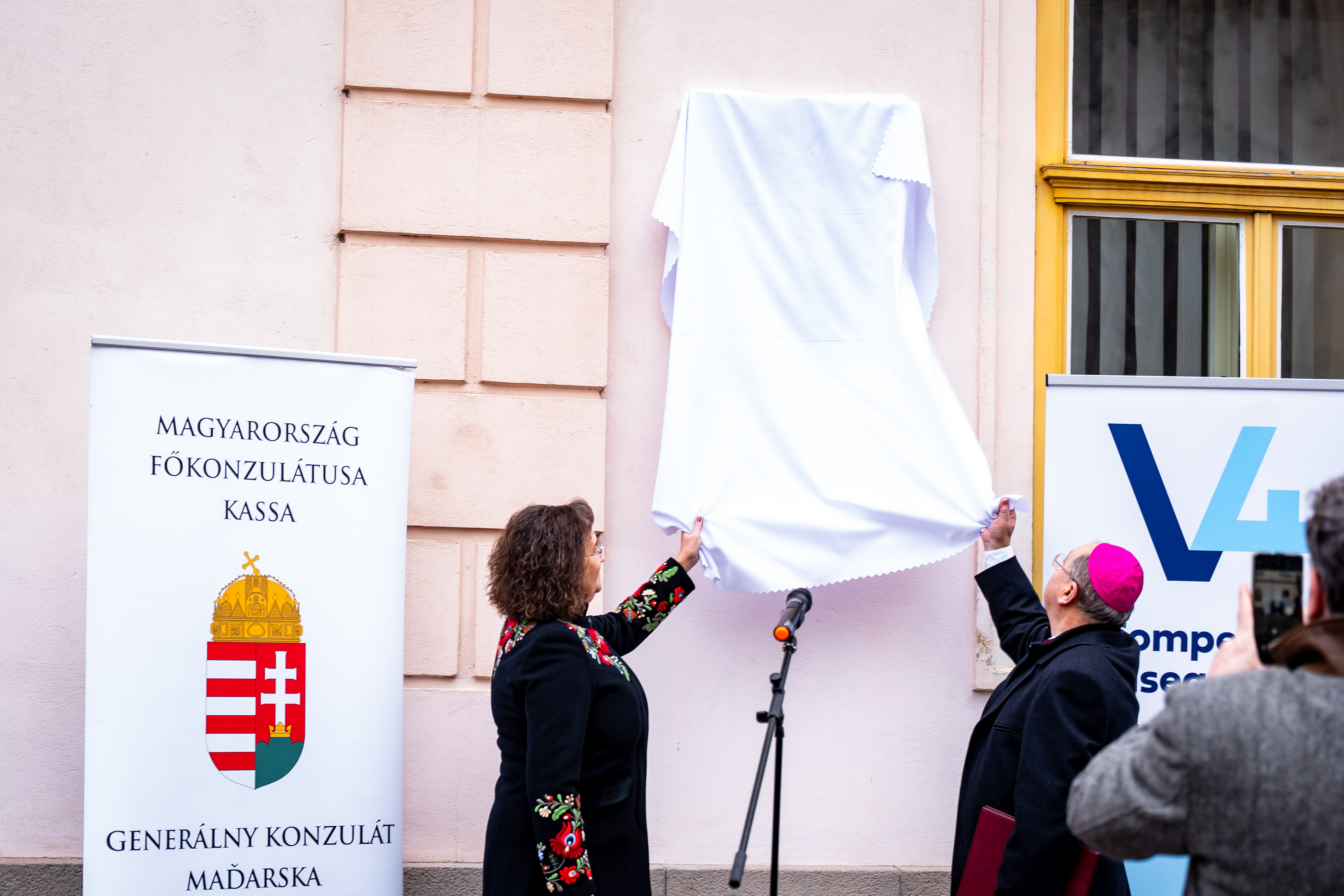 Slavnostne odhalenie pamatnej tabule na pocest kosickeho biskupa Augustina Fischer-Colbrieho-15